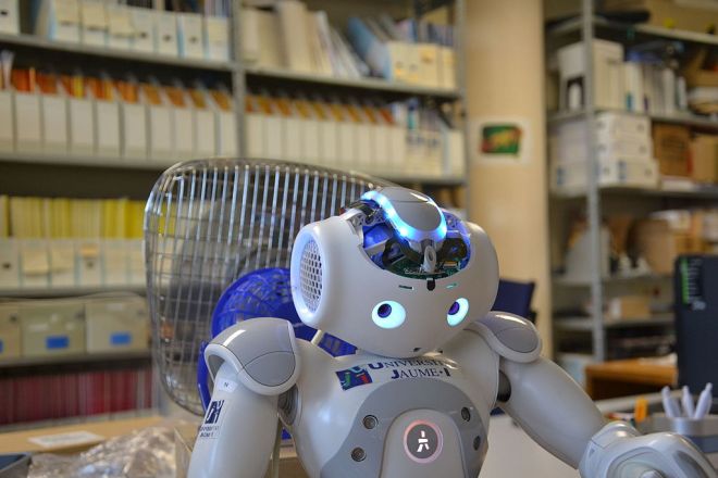 robot avec la tête ouverte, dans un laboratoire